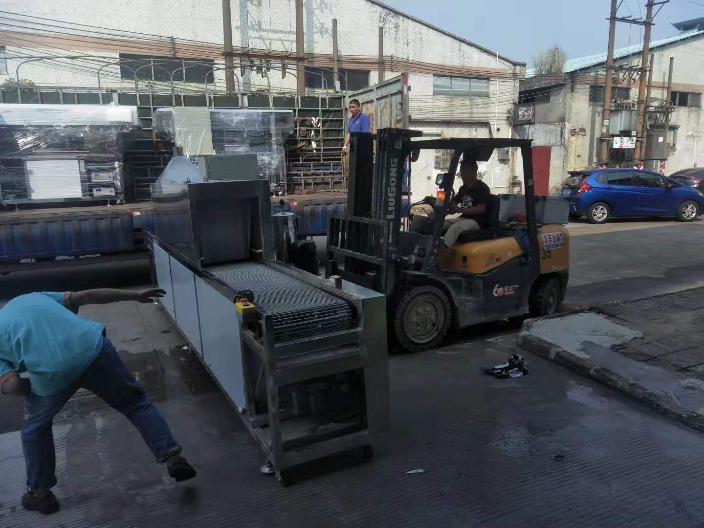 三達超聲波設(shè)備出貨裝車中